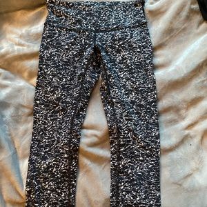 Patterned lululemon cropped leggings